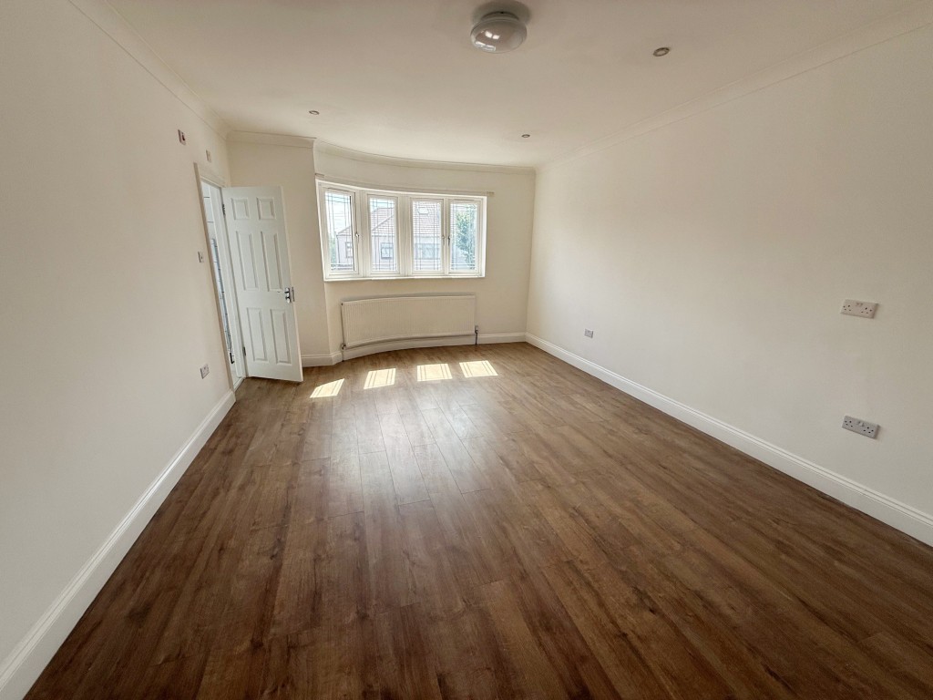 Lot: 166 - HOUSE WITH VERSATILE ACCOMMODATION - Bedroom with en suite